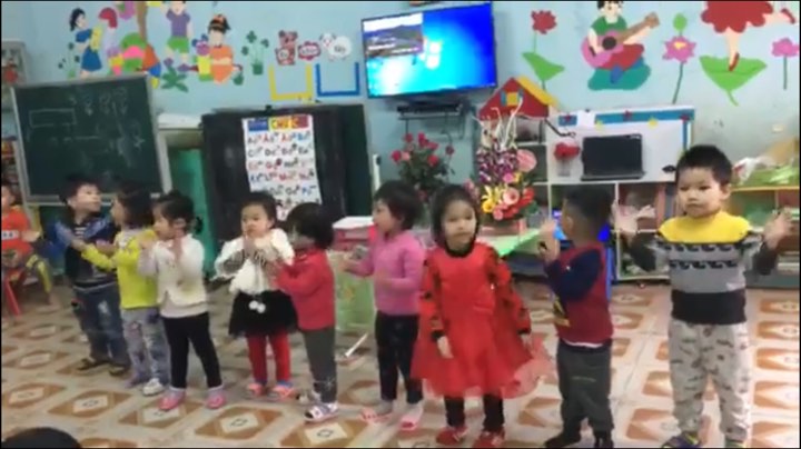Các bé lớp 2A1 đang biểu diễn bài hát "Cháu yêu bà"