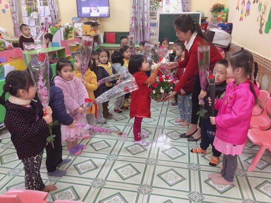 Các bé mẫu giáo thôn Bến đang tặng hoa cô giáo