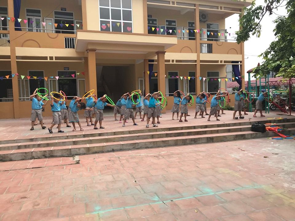 Các bé lớp 5 tuổi A2 tập thể dục sáng ngoài sân trường