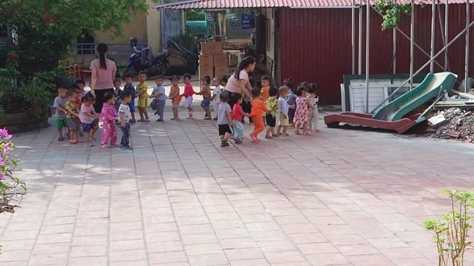 Các bé lớp 2 tuổi A1 và A2 tập thể dục sáng ngoài sân trường