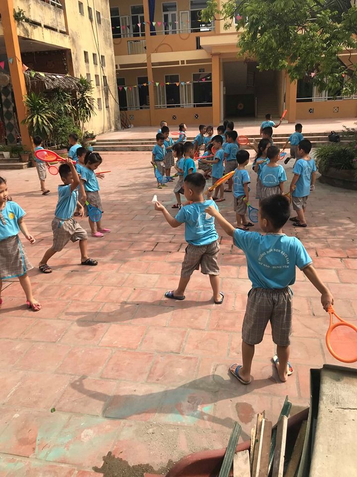Các bé lớp 5 tuổi A2 chơi cầu lông ngoài sân trường
